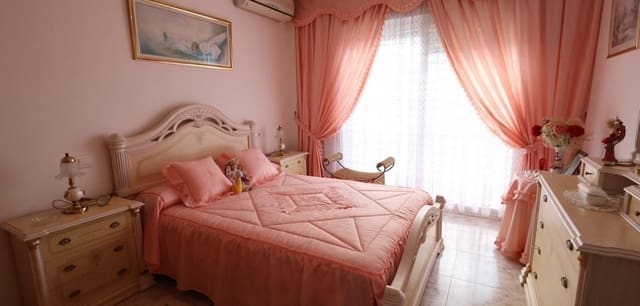 5 bedroom Villa for sale in Villamartin, Orihuela with pool - € 850,000 (Ref: 9399838)