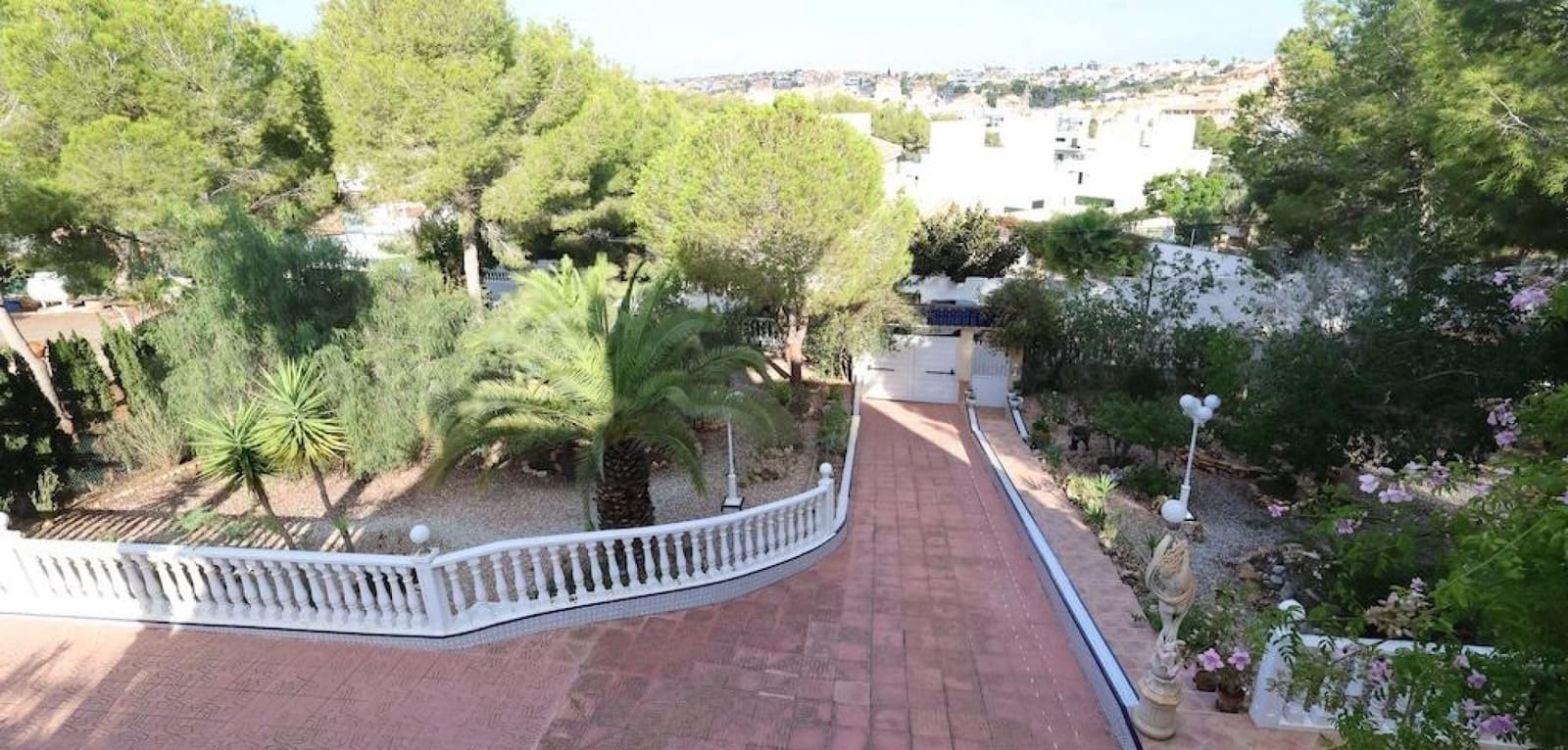 5 bedroom Villa for sale in Villamartin with pool - € 850,000 (Ref: 9399838)