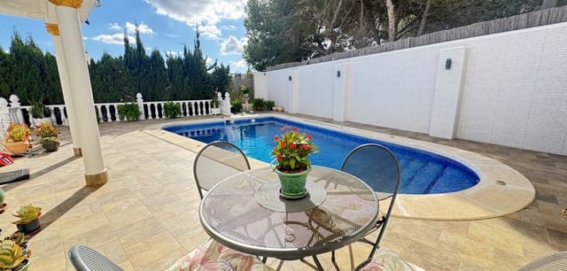 3 soveværelse Villa til salg i Villamartin, Orihuela med swimmingpool - € 375.000 (Ref: 9417477)