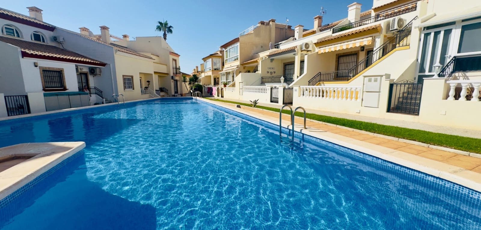 3 Zimmer Villa zu verkaufen in Playa Flamenca mit Pool - 372.000 € (Ref: 9420513)