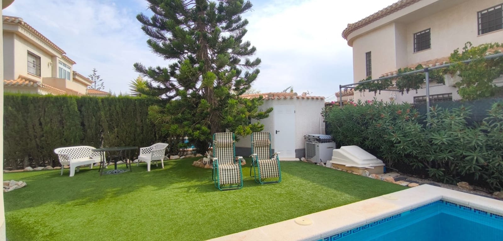 3 quarto Moradia para venda em Playa Flamenca com piscina - 570 000 € (Ref: 9436273)