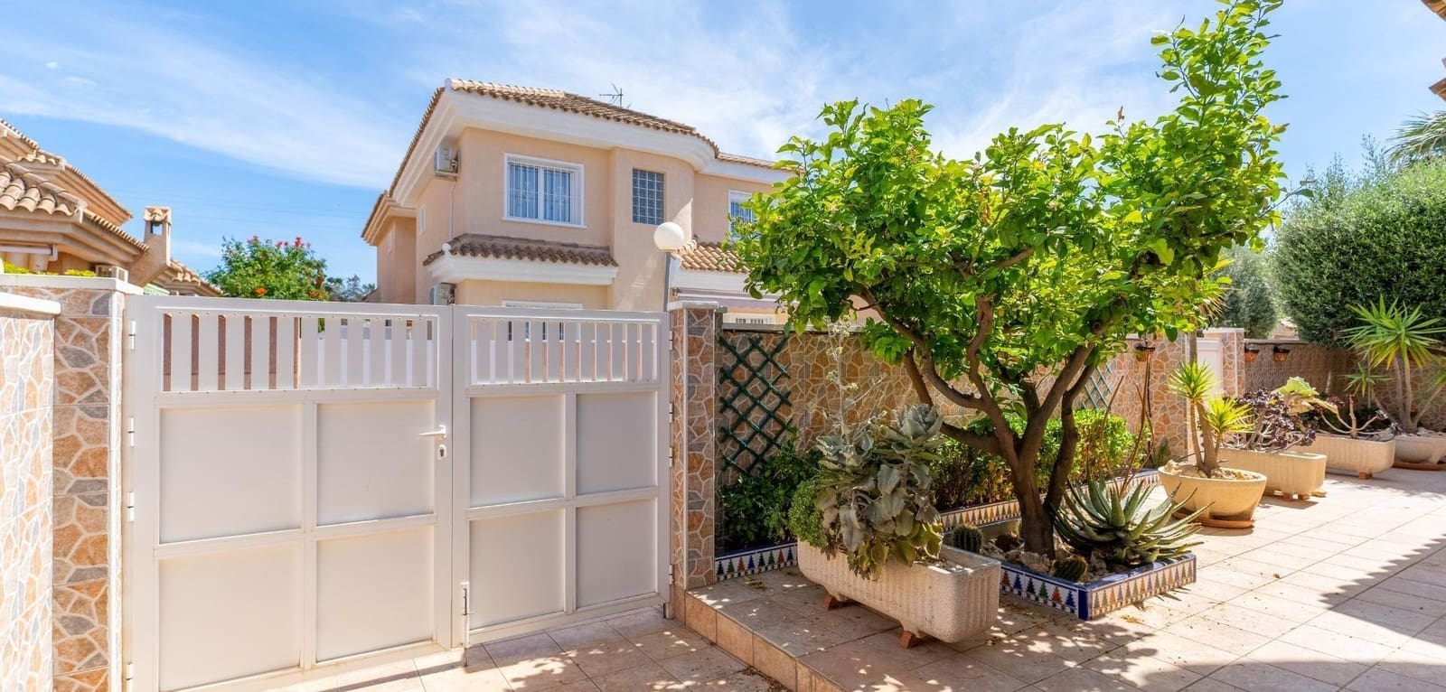 3 bedroom Villa for sale in Torrevieja with pool - € 360,000 (Ref: 9487153)