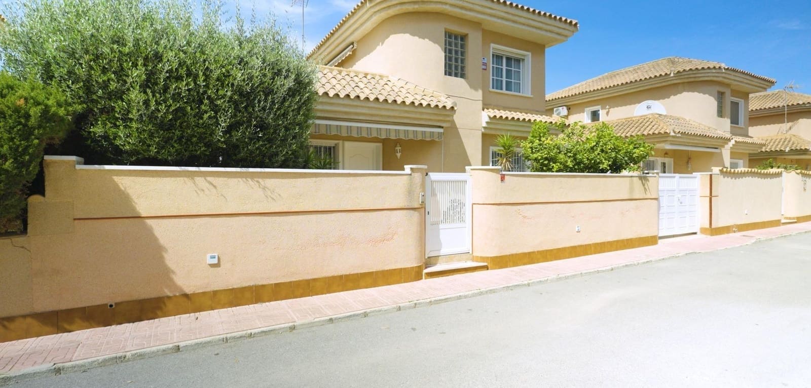3 bedroom Villa for sale in Torrevieja with pool - € 360,000 (Ref: 9487153)