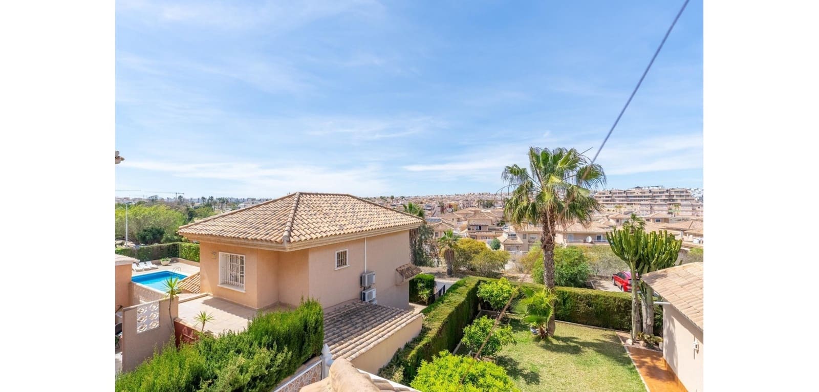 Chalet de 3 habitaciones en Torrevieja en venta con piscina - 360.000 € (Ref: 9487153)