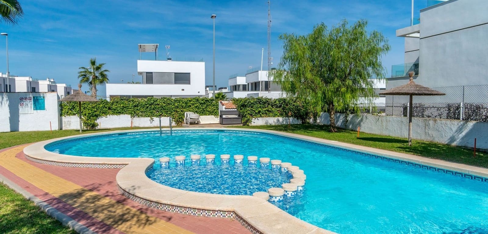 2 bedroom Semi-detached Villa for sale in Villamartin - € 299,000 (Ref: 9488938)