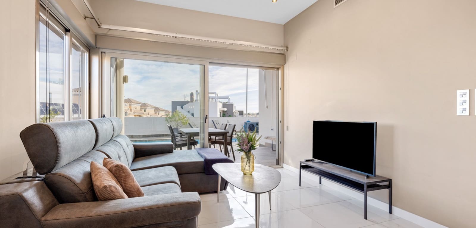 5 soveværelse Villa til salg i Villamartin med swimmingpool - € 469.000 (Ref: 9504670)