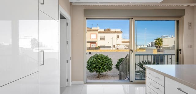 5 soveværelse Villa til salg i Villamartin, Orihuela med swimmingpool - € 469.000 (Ref: 9504670)