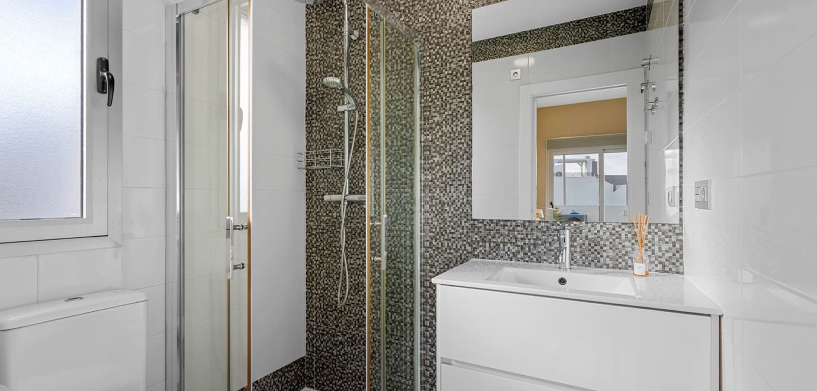 5 soveværelse Villa til salg i Villamartin med swimmingpool - € 469.000 (Ref: 9504670)