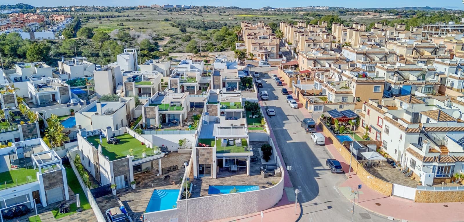 5 soveværelse Villa til salg i Villamartin med swimmingpool - € 469.000 (Ref: 9504670)