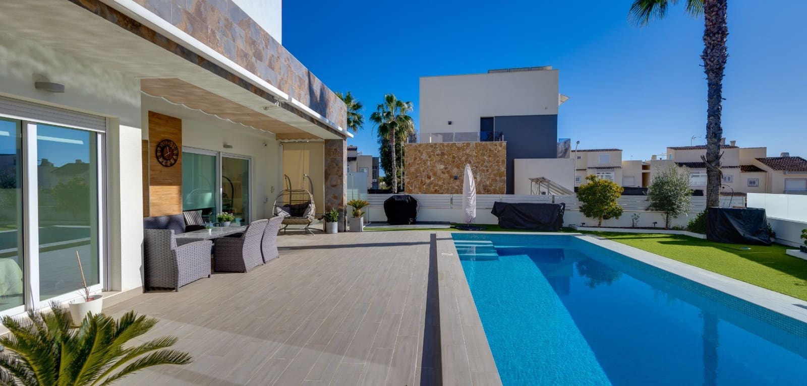 4 chambre Villa/Maison à vendre à Torrevieja avec piscine - 750 000 € (Ref: 9542037)