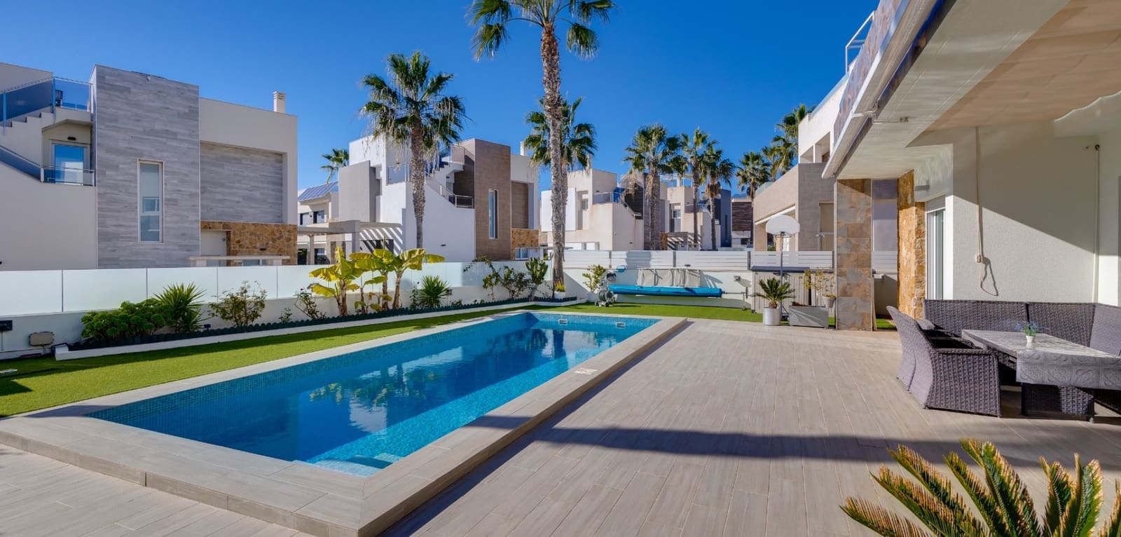 4 chambre Villa/Maison à vendre à Torrevieja avec piscine - 750 000 € (Ref: 9542037)