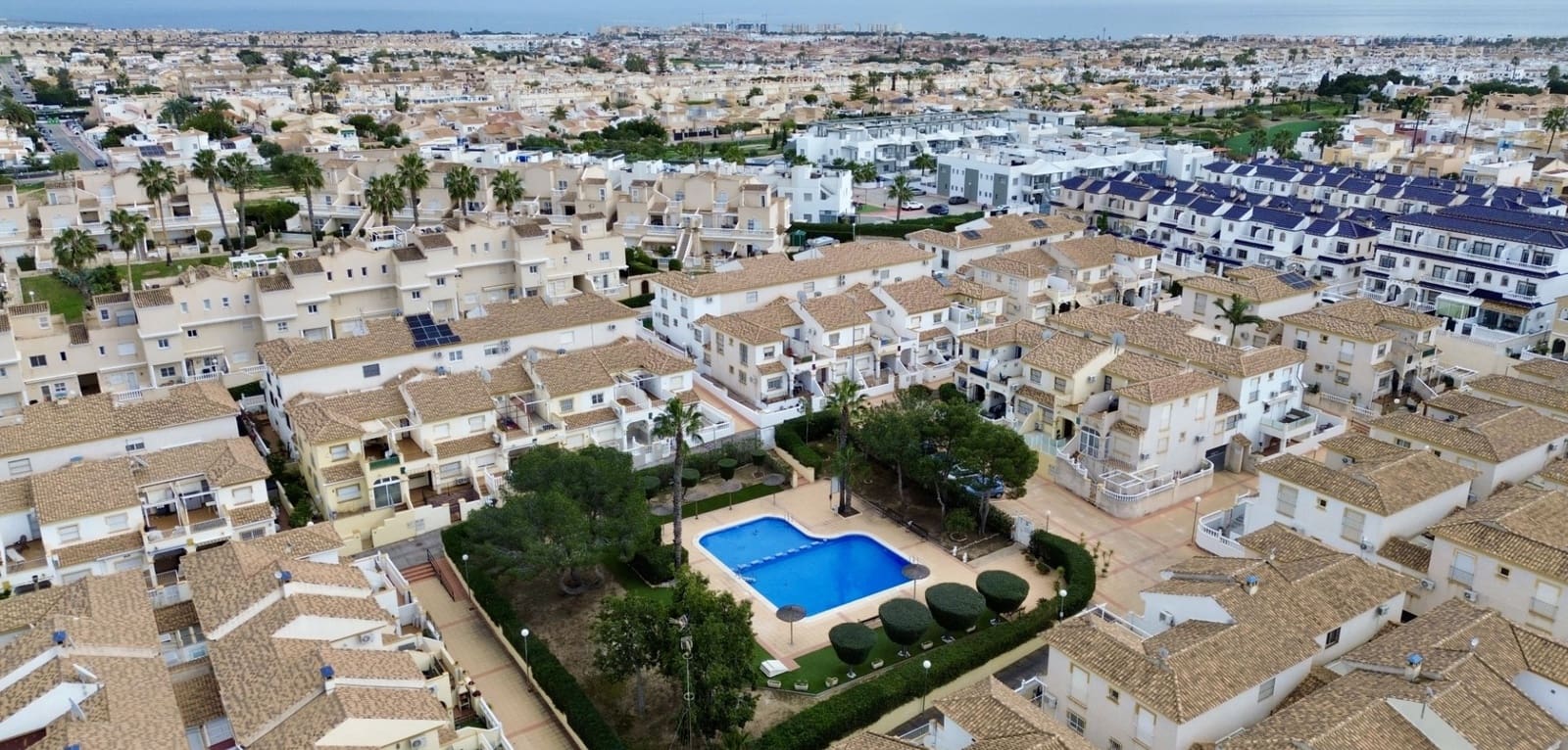 3 bedroom Townhouse for sale in La Florida with pool garage - € 249,000 (Ref: 9552324)