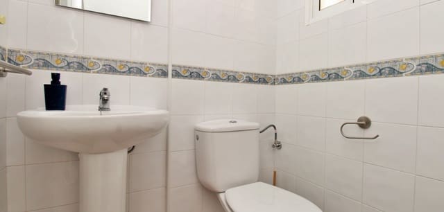 2 makuuhuone Omakotitalo myytävänä paikassa Villamartin, Orihuela mukana uima-altaan - 179 000 € (Ref: 9569255)