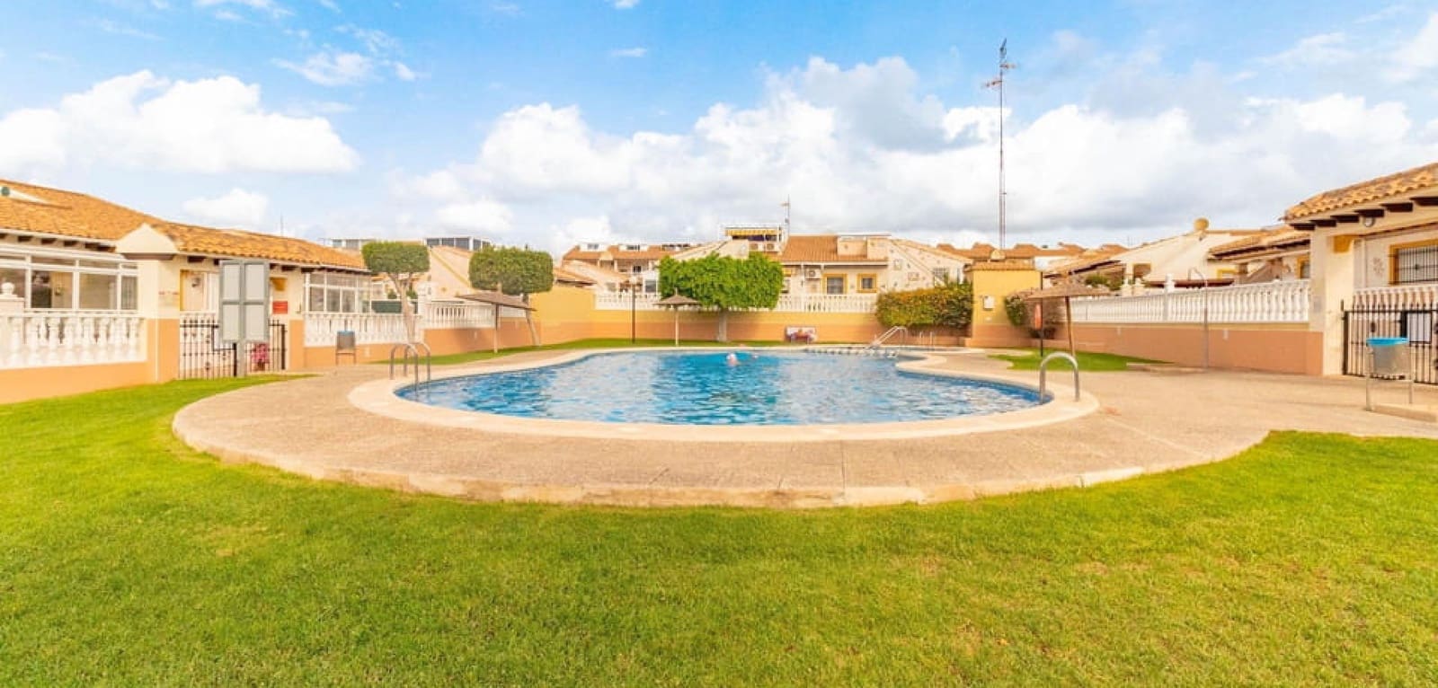 2 slaapkamer Bungalow te koop in Cabo Roig met zwembad - € 184.950 (Ref: 9590490)