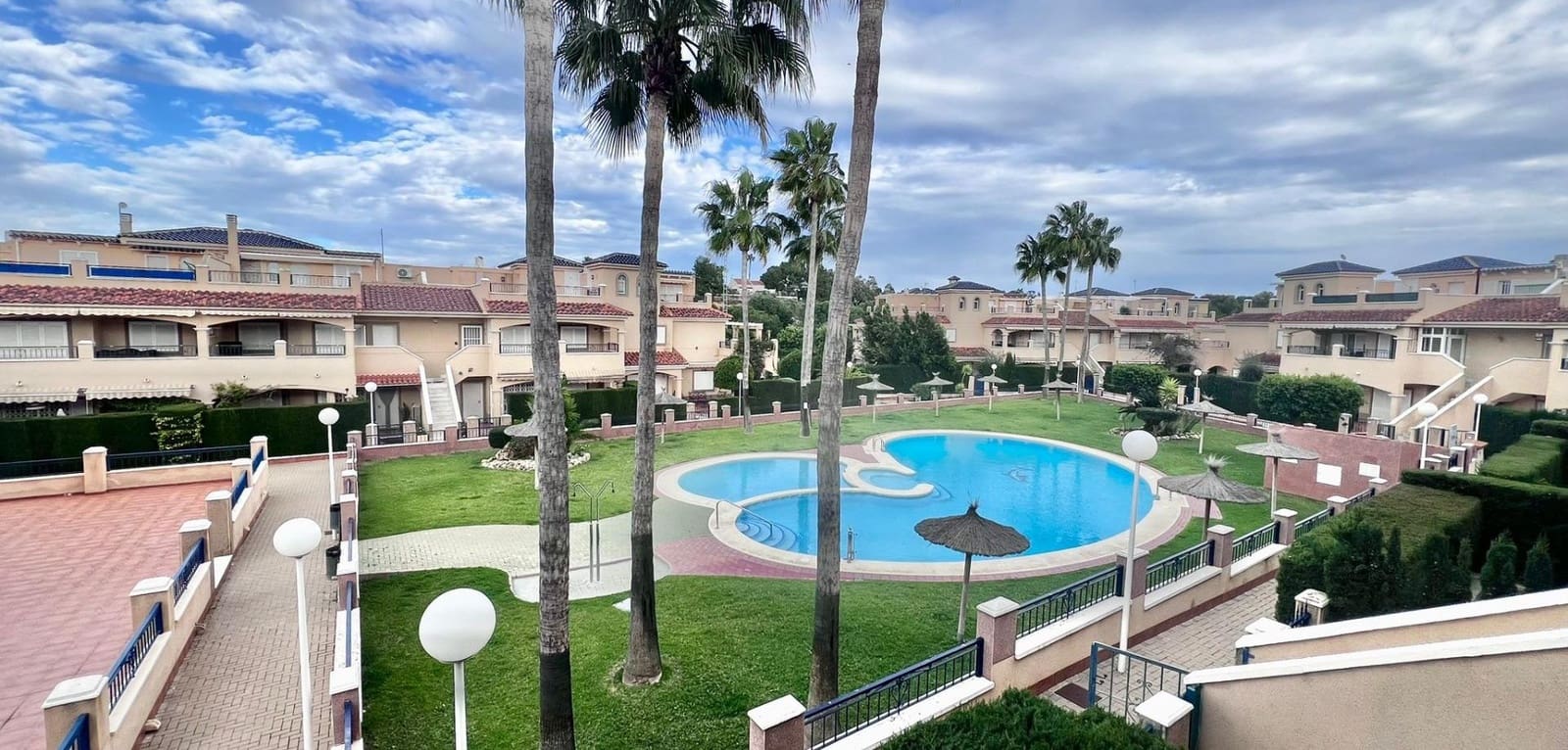 Bungalow de 2 habitaciones en Pilar de la Horadada en venta con piscina - 220.000 € (Ref: 9590492)