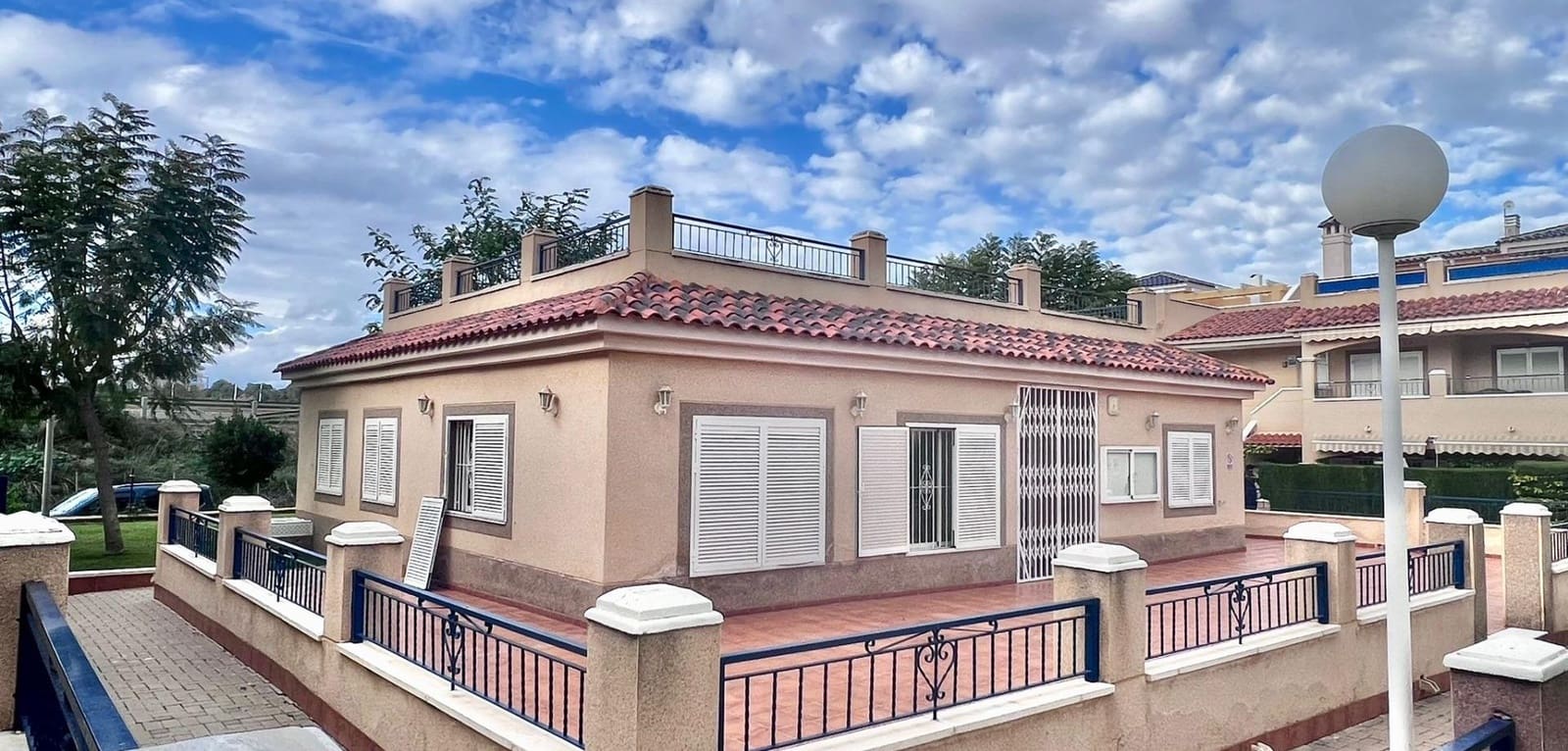 Bungalow de 2 habitaciones en Pilar de la Horadada en venta con piscina - 220.000 € (Ref: 9590492)