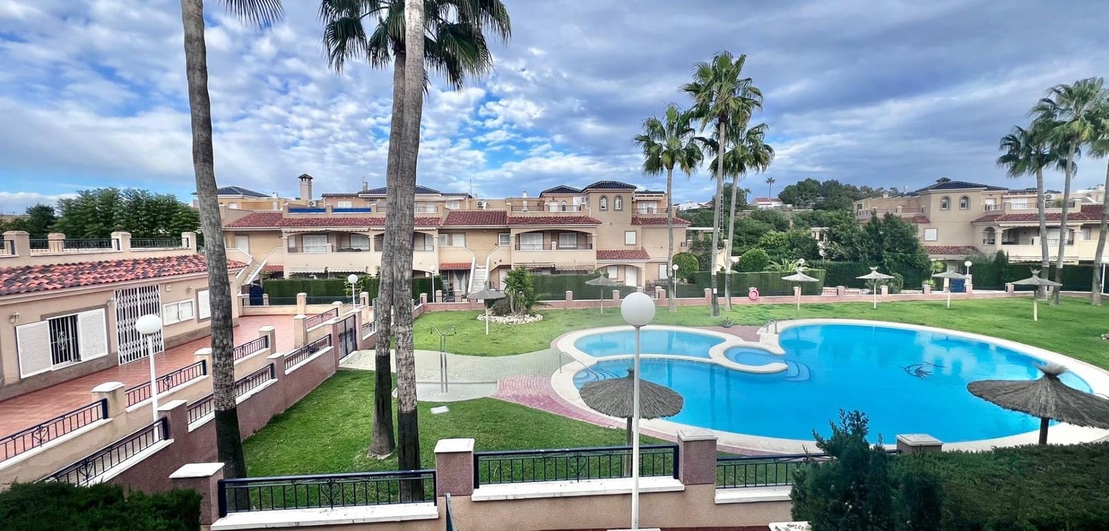 Bungalow de 2 habitaciones en Pilar de la Horadada en venta con piscina - 220.000 € (Ref: 9590492)