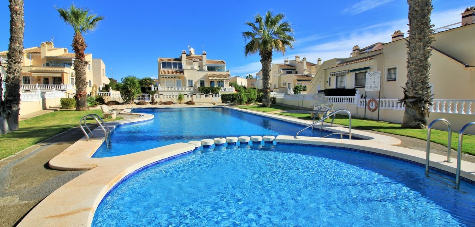 3 makuuhuone Omakotitalo myytävänä paikassa Playa Flamenca mukana uima-altaan - 249 000 € (Ref: 9603059)