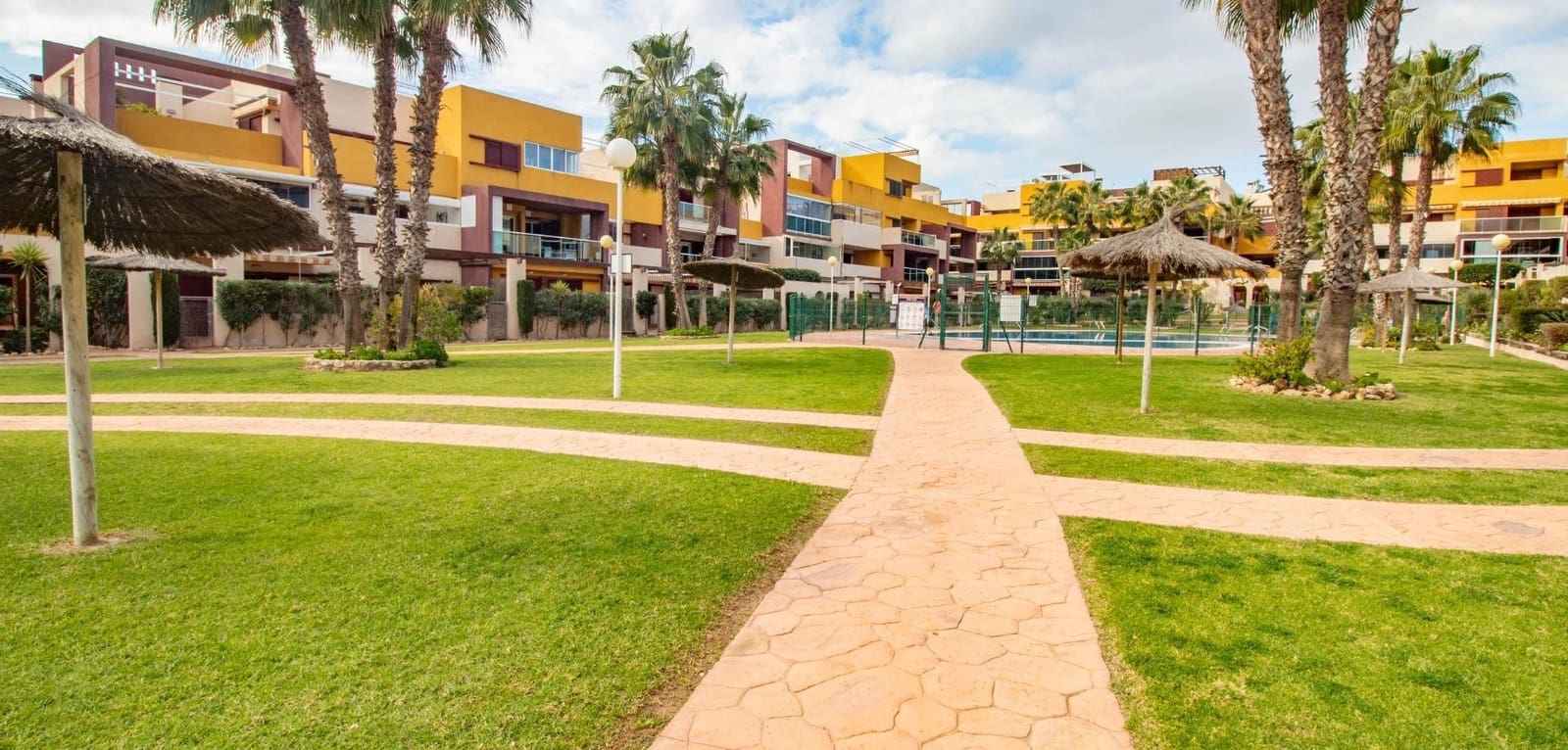 Apartamento de 2 habitaciones en Playa Flamenca en venta con piscina - 249.000 € (Ref: 9609975)