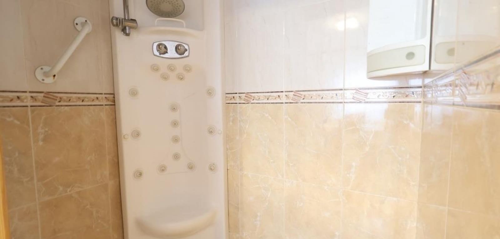 3 makuuhuone Omakotitalo myytävänä paikassa El Limonar mukana uima-altaan - 205 000 € (Ref: 9611902)