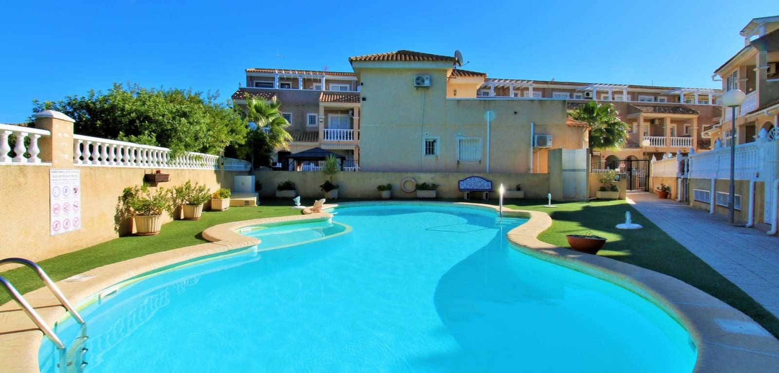 3 quarto Casa em Banda para venda em Playa Flamenca com piscina - 234 900 € (Ref: 9626108)