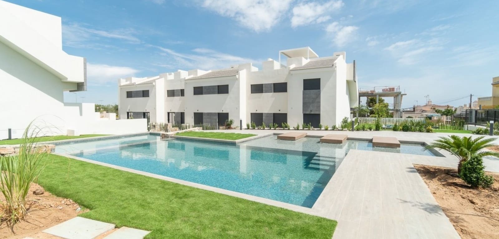 2 bedroom Bungalow for sale in Torrevieja with pool - € 340,000 (Ref: 9632673)