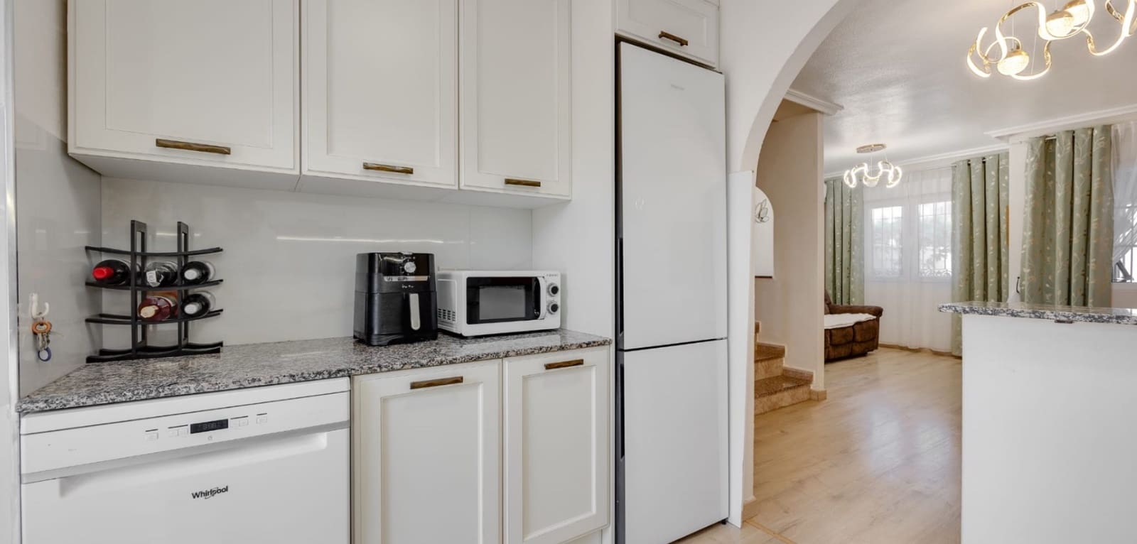 3 makuuhuone Omakotitalo myytävänä paikassa Torrevieja mukana uima-altaan - 249 900 € (Ref: 9653316)