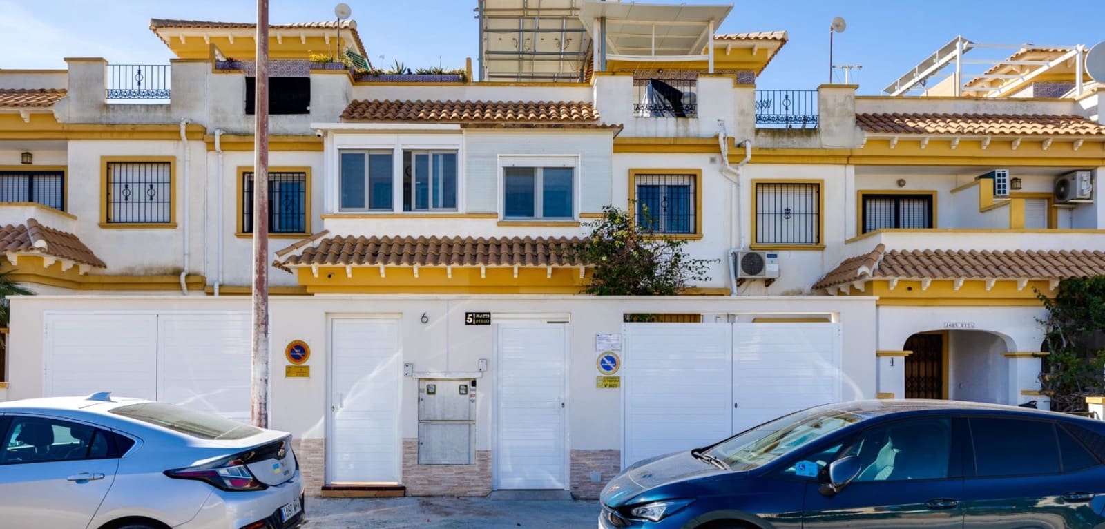 3 makuuhuone Omakotitalo myytävänä paikassa Torrevieja mukana uima-altaan - 249 900 € (Ref: 9653316)