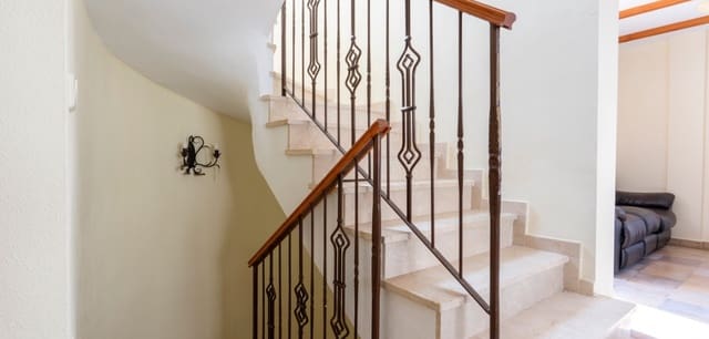 Chalet de 6 habitaciones en Villamartin, Orihuela en venta con piscina - 365.000 € (Ref: 9687363)