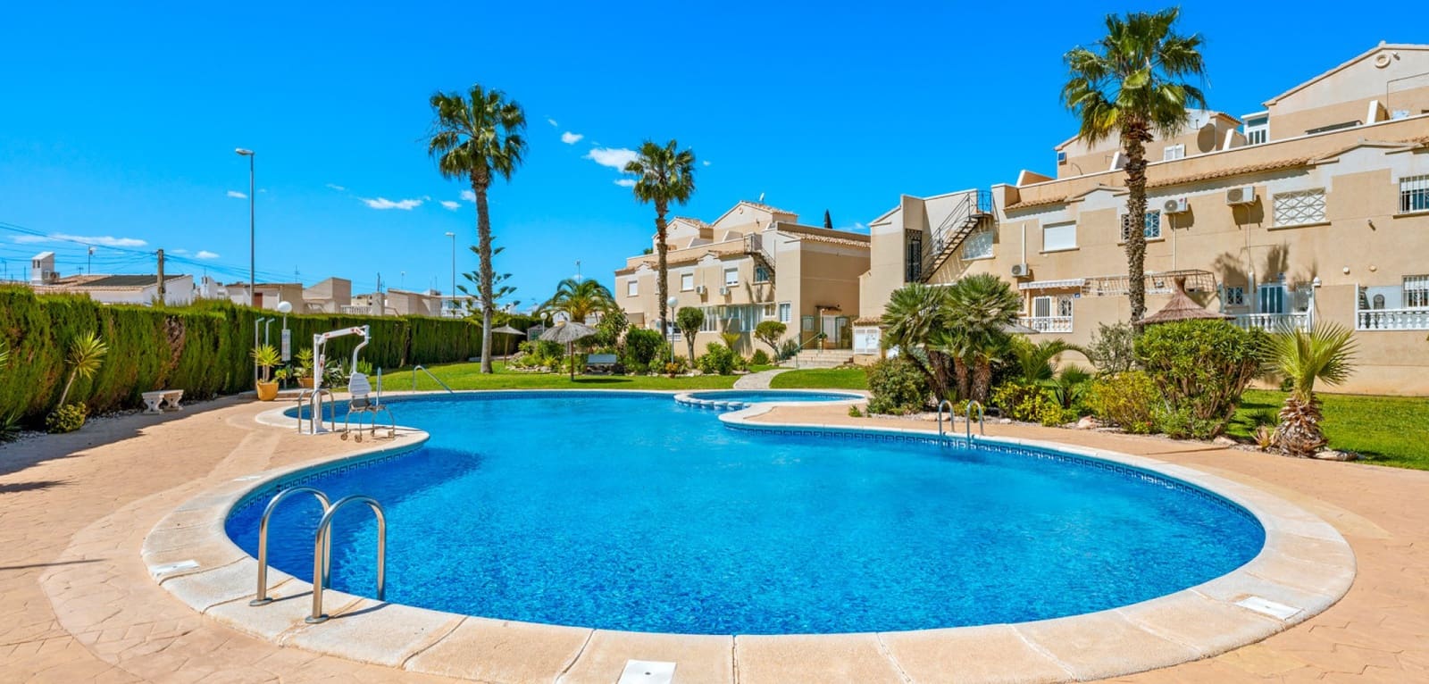 2 makuuhuone Bungalow myytävänä paikassa Playa Flamenca mukana uima-altaan - 169 000 € (Ref: 9748228)