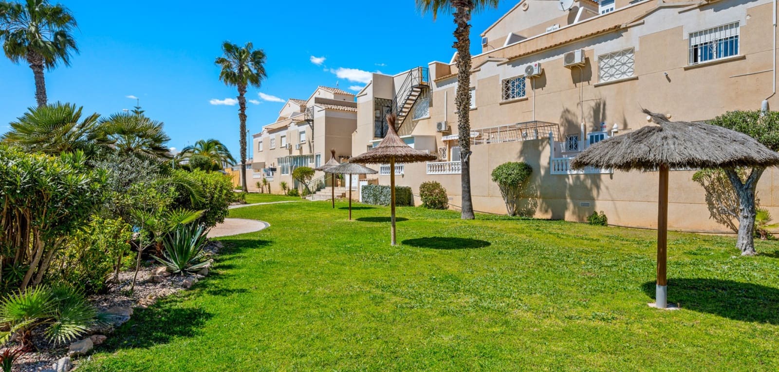 2 makuuhuone Bungalow myytävänä paikassa Playa Flamenca mukana uima-altaan - 169 000 € (Ref: 9748228)