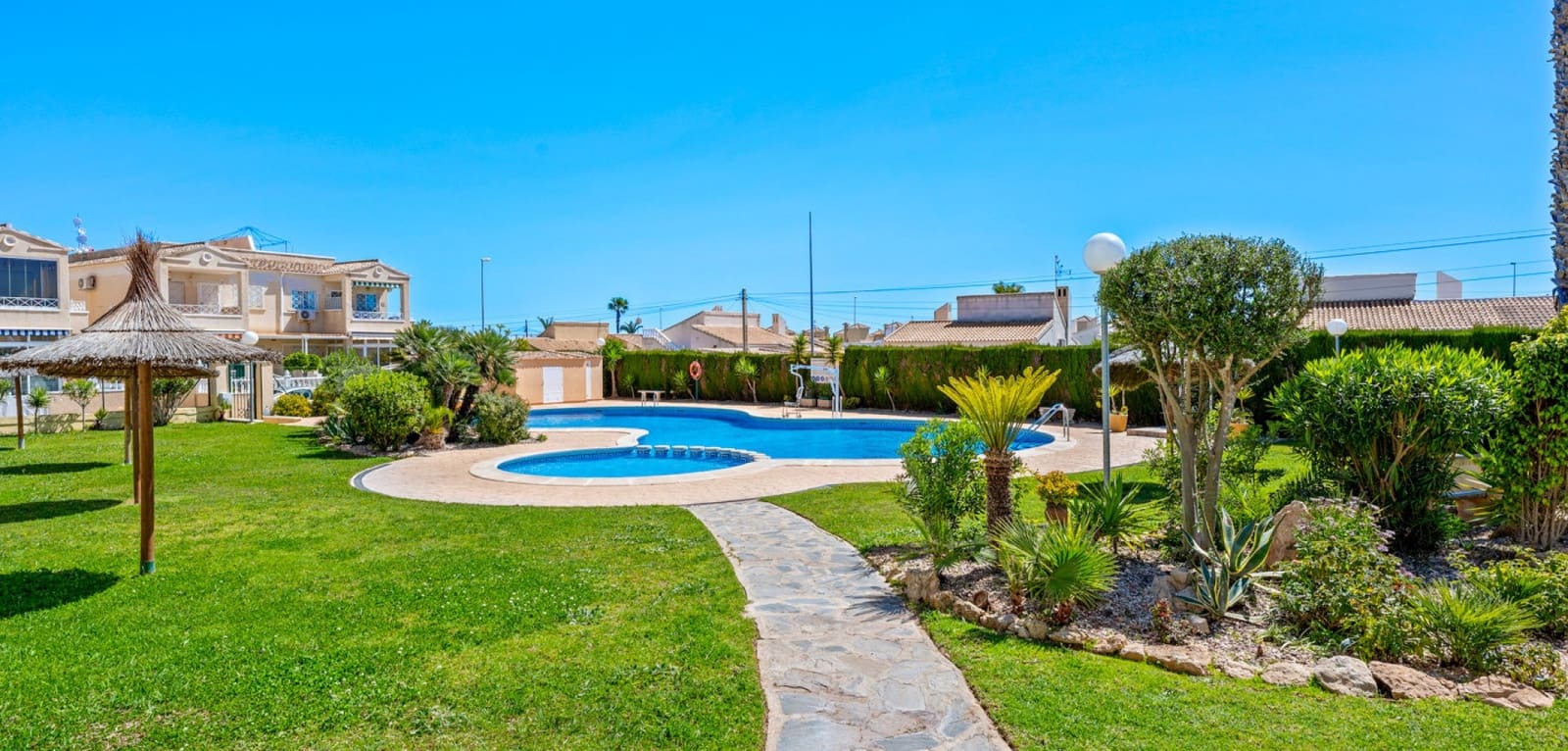 2 makuuhuone Bungalow myytävänä paikassa Playa Flamenca mukana uima-altaan - 169 000 € (Ref: 9748228)