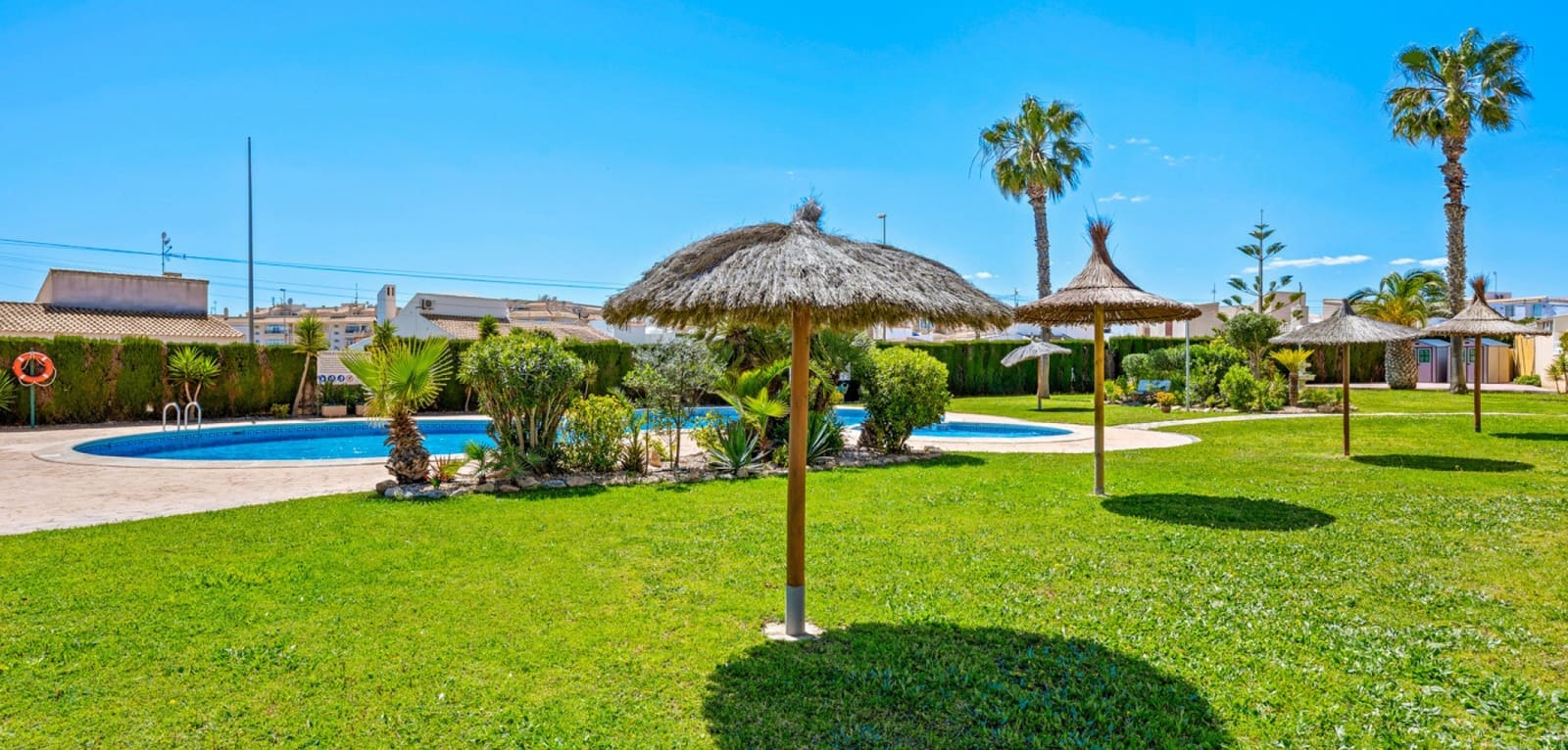 2 makuuhuone Bungalow myytävänä paikassa Playa Flamenca mukana uima-altaan - 169 000 € (Ref: 9748228)