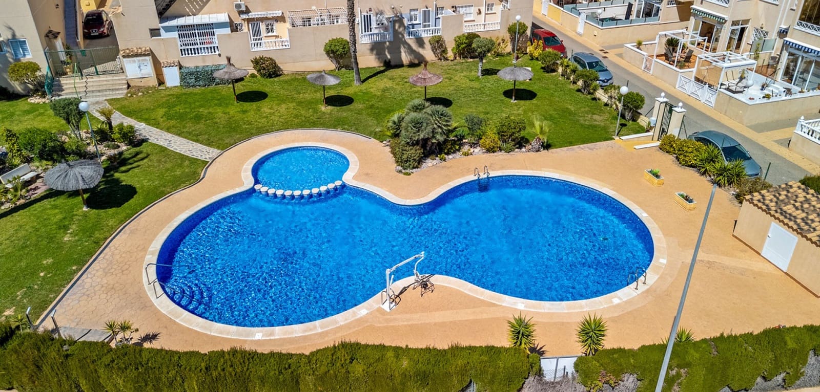 2 makuuhuone Bungalow myytävänä paikassa Playa Flamenca mukana uima-altaan - 169 000 € (Ref: 9748228)