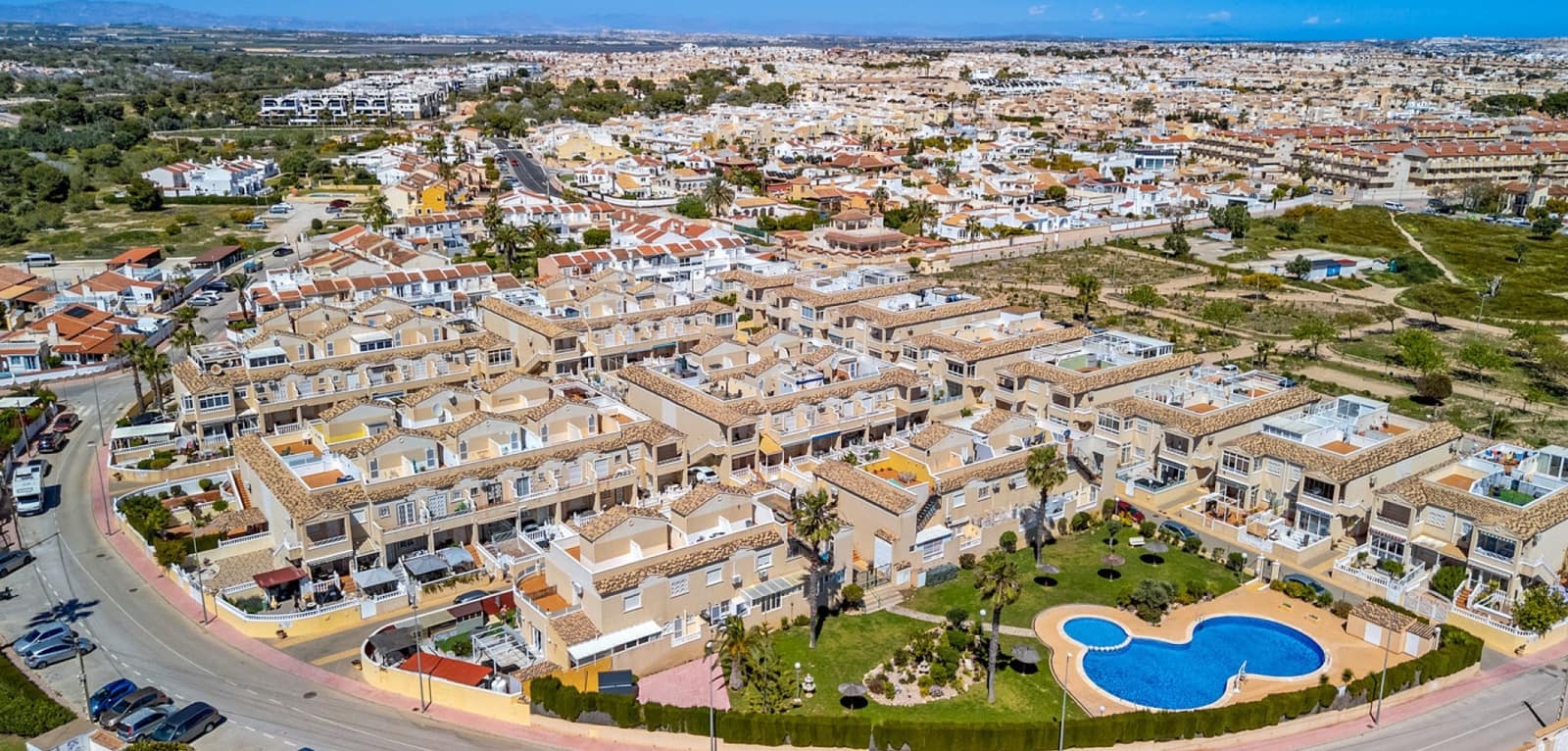 2 makuuhuone Bungalow myytävänä paikassa Playa Flamenca mukana uima-altaan - 169 000 € (Ref: 9748228)