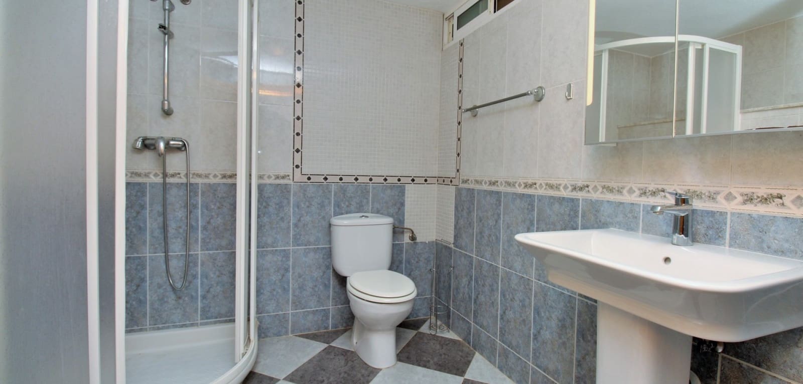 3 quarto Moradia para venda em Villamartin com piscina - 499 000 € (Ref: 9762296)