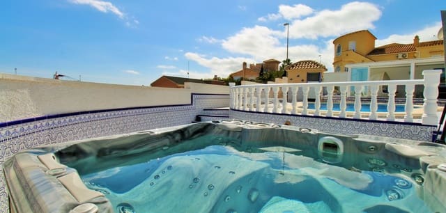 3 quarto Moradia para venda em Villamartin, Orihuela com piscina - 499 000 € (Ref: 9762296)