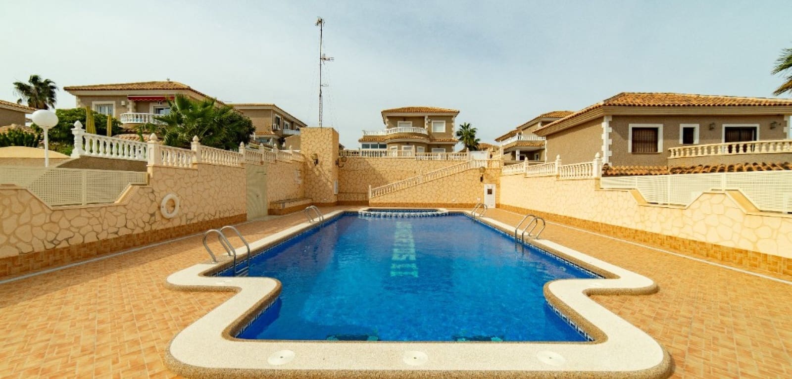 2 slaapkamer Villa te koop in Los Altos met zwembad - € 290.000 (Ref: 9776926)