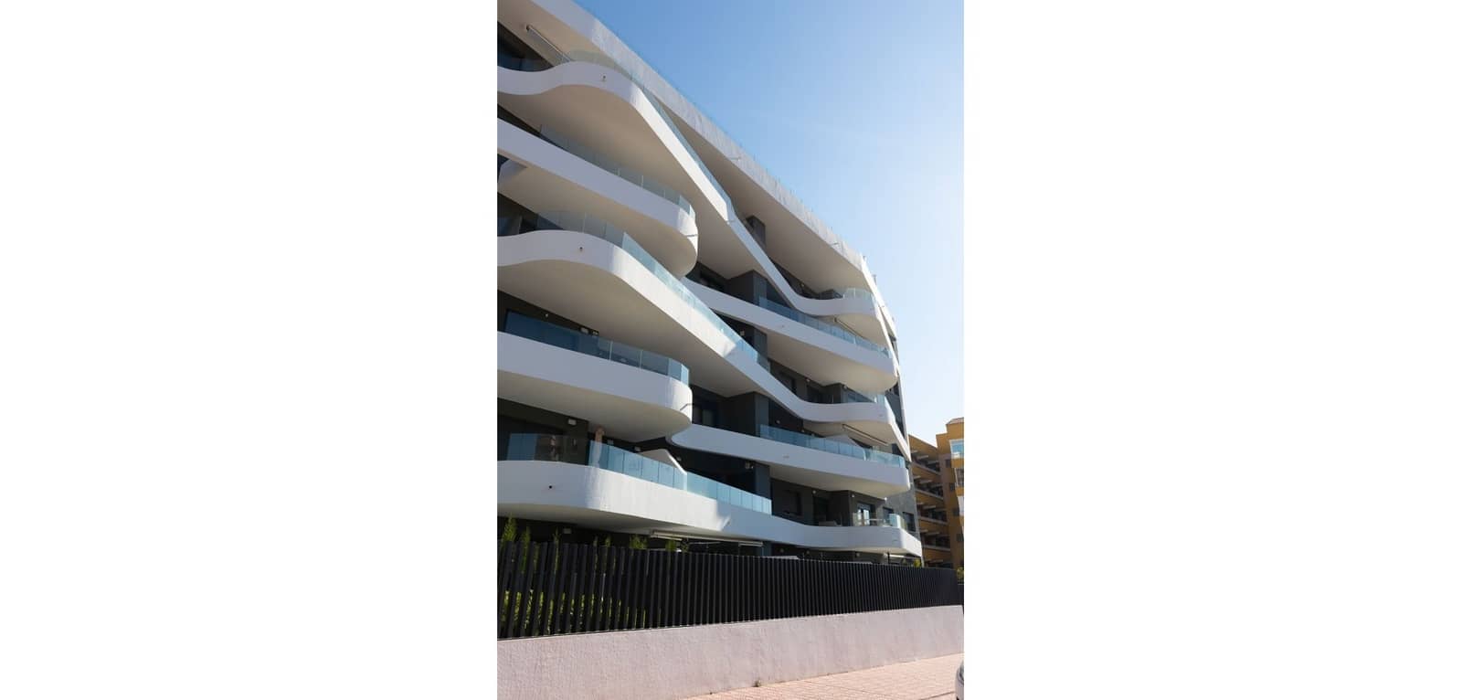 2 slaapkamer Appartement te koop in Punta Prima - € 519.000 (Ref: 9788783)