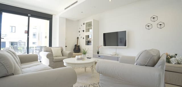 Casa de 3 habitaciones en La Zenia, Orihuela en venta con piscina - 590.000 € (Ref: 9788785)