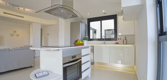 Casa de 3 habitaciones en La Zenia, Orihuela en venta con piscina - 590.000 € (Ref: 9788785)