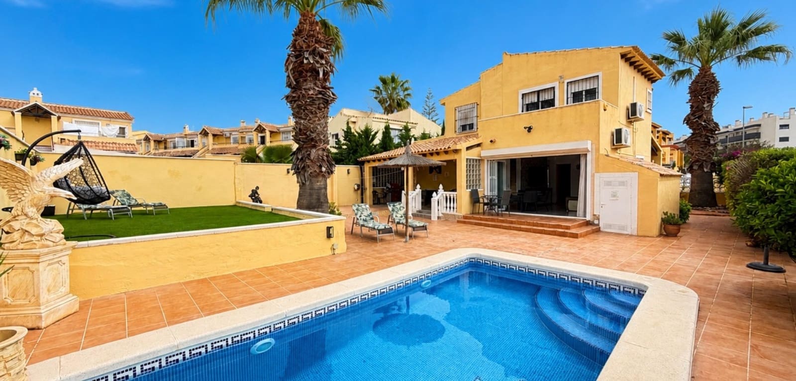 4 Zimmer Villa zu verkaufen in Villamartin mit Pool - 385.000 € (Ref: 9816187)