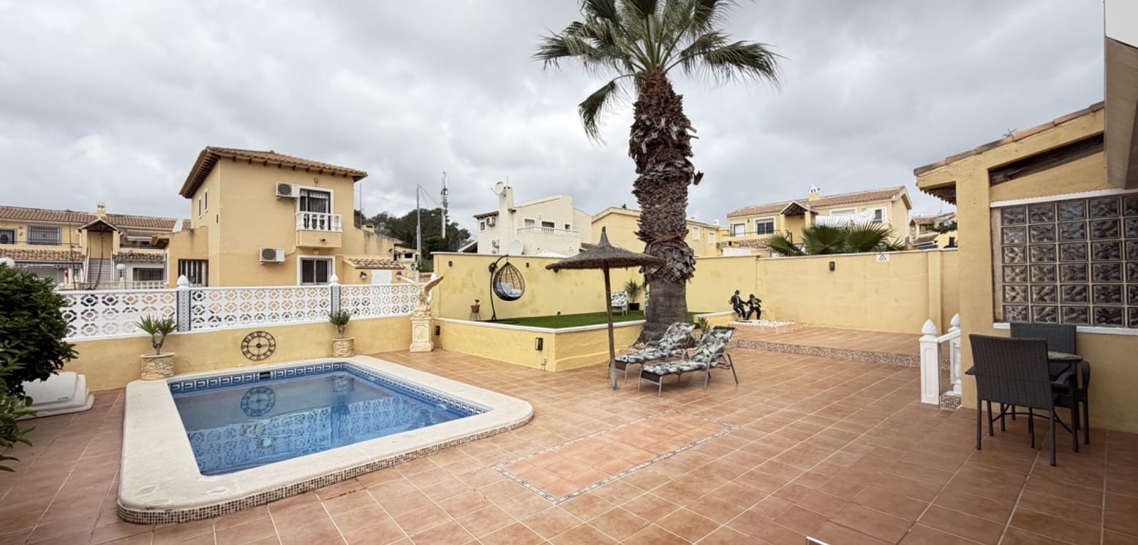 4 Zimmer Villa zu verkaufen in Villamartin mit Pool - 385.000 € (Ref: 9816187)