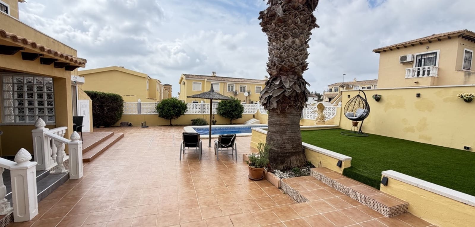 4 Zimmer Villa zu verkaufen in Villamartin mit Pool - 385.000 € (Ref: 9816187)