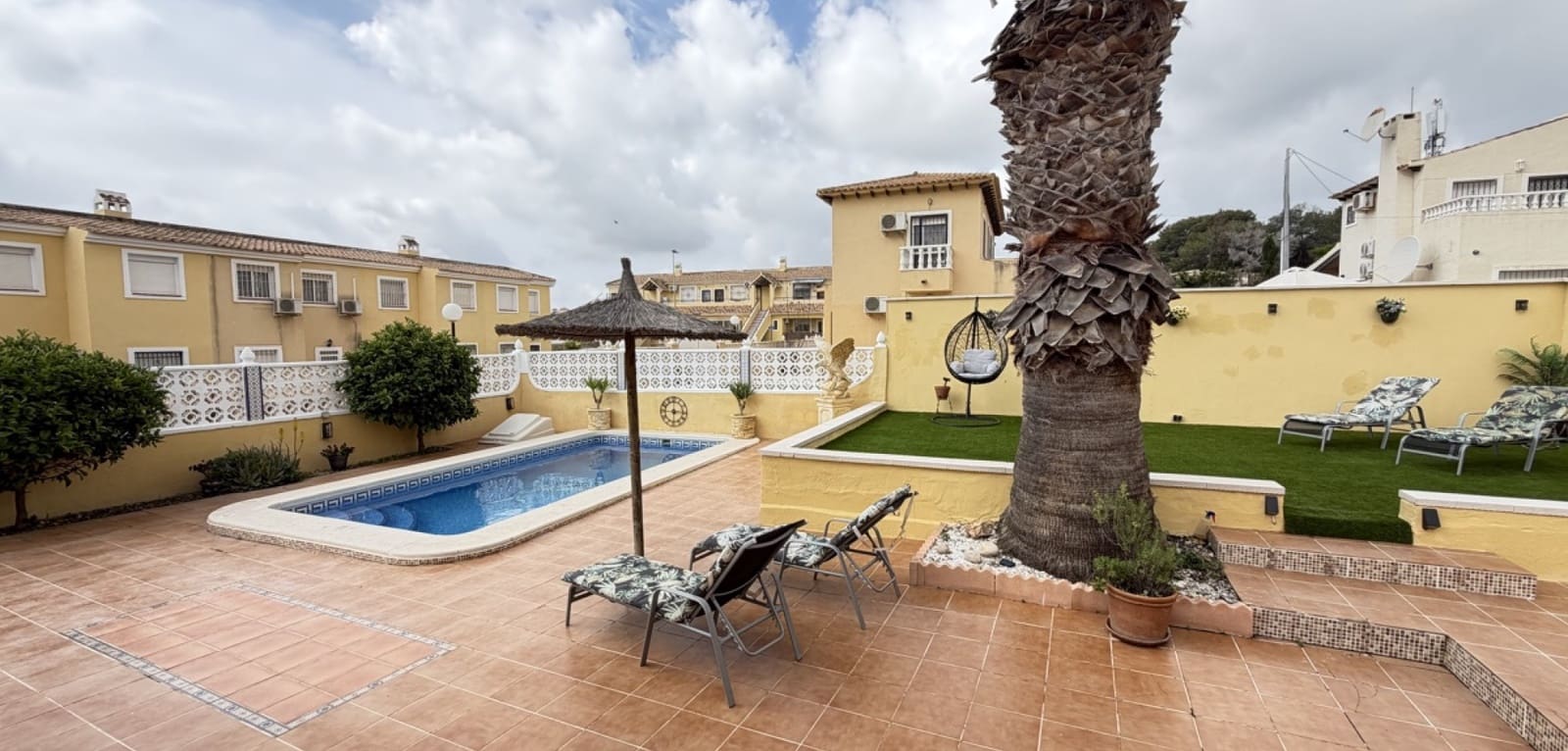 4 Zimmer Villa zu verkaufen in Villamartin mit Pool - 385.000 € (Ref: 9816187)