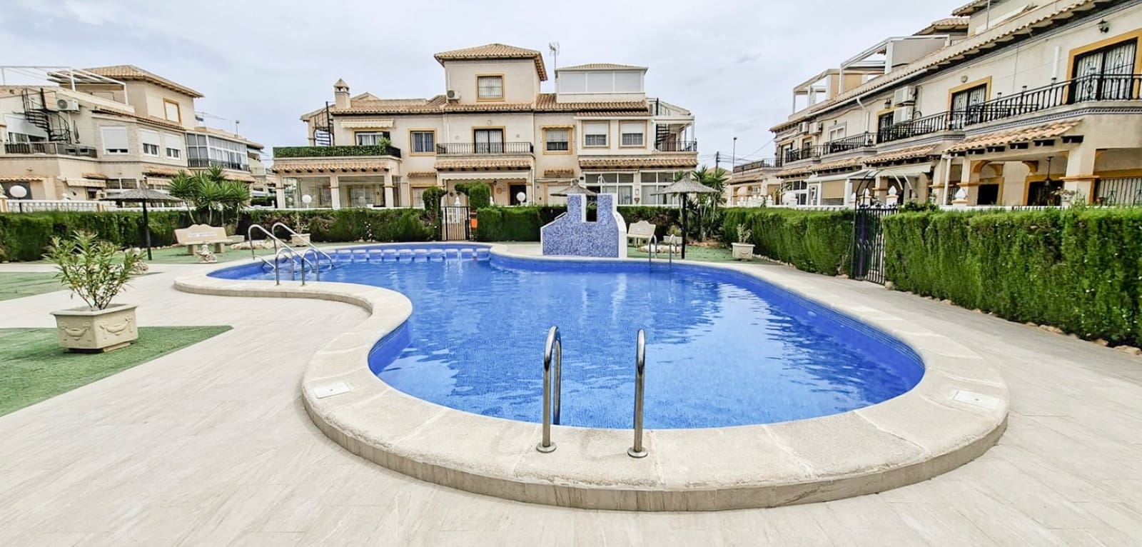 2 soveværelse Bungalow til salg i Orihuela Costa med swimmingpool - € 179.000 (Ref: 9820863)