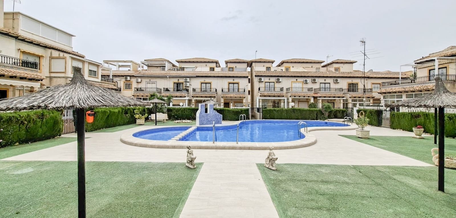 2 soveværelse Bungalow til salg i Orihuela Costa med swimmingpool - € 179.000 (Ref: 9820863)