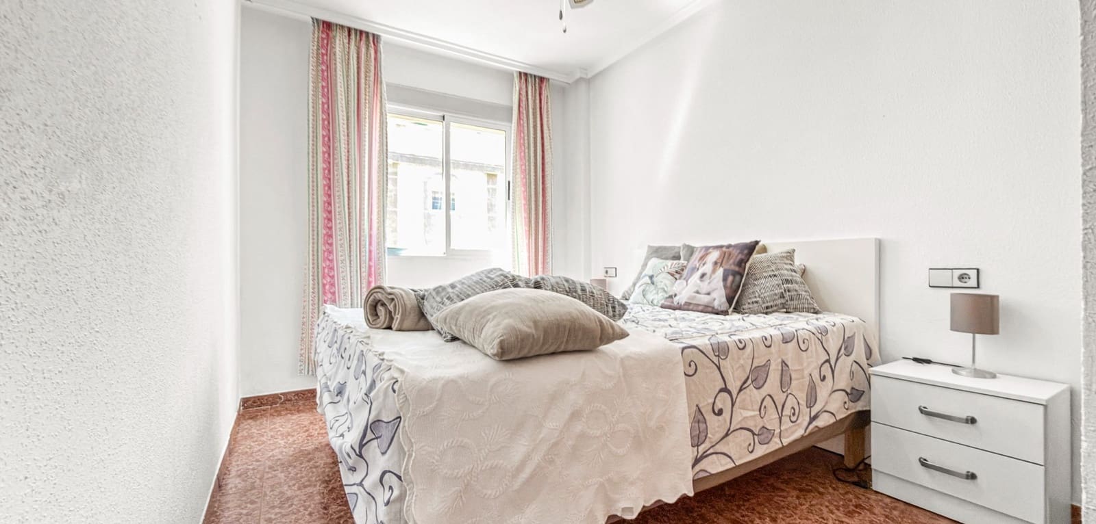 2 makuuhuone Huoneisto myytävänä paikassa Torrevieja mukana uima-altaan - 129 900 € (Ref: 9834045)