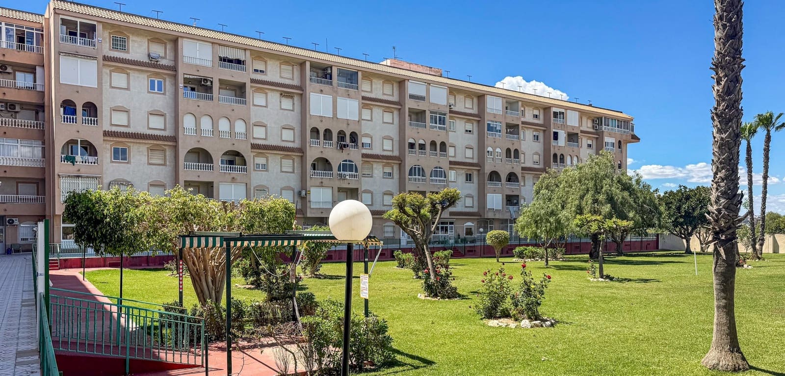 2 makuuhuone Huoneisto myytävänä paikassa Torrevieja mukana uima-altaan - 129 900 € (Ref: 9834045)