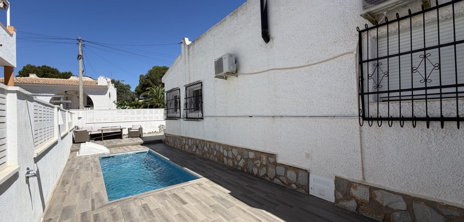 2 bedroom Villa for sale in Villamartin with pool - € 249,000 (Ref: 9862216)